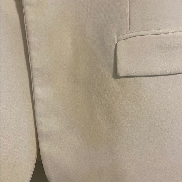 BURBERRY WHITE TUXEDO BLAZER, SIZE  6 YELLOW STAINS AND WEAR ON THE NECK& BOTTOM - Picture 2 of 14